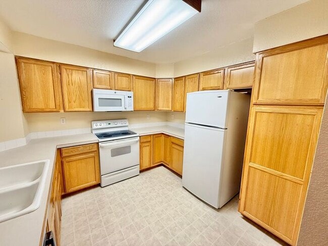 Building Photo - 3 Bedroom 2.5 Bath Townhome with 1 car gar...