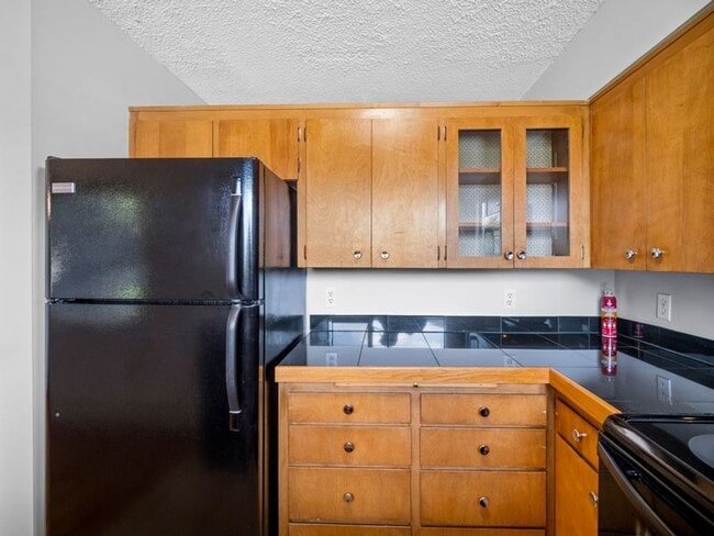 Building Photo - Modern Comfort: 1-Bedroom Apartment with B...