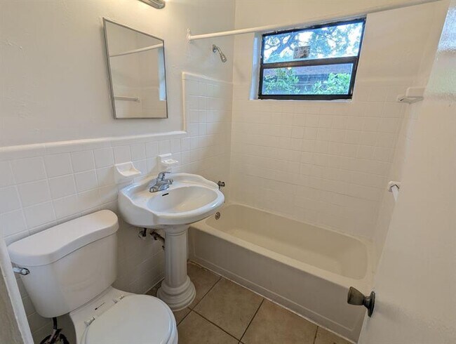 Building Photo - 107 SW 18th Ave