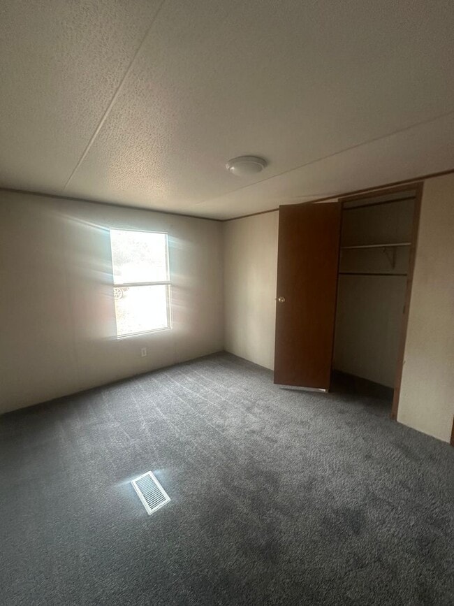 Building Photo - 3 Bed/2 Bath Mobile Home