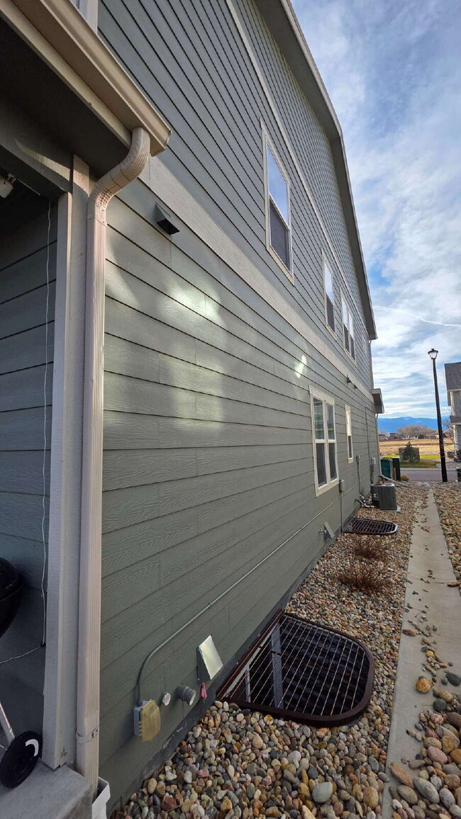 Building Photo - Lorson Ranch 5 bedroom Townhouse near military bases