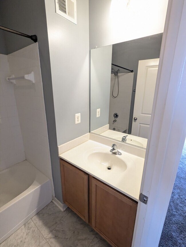 Building Photo - Modern 4 level townhouse available for imm...
