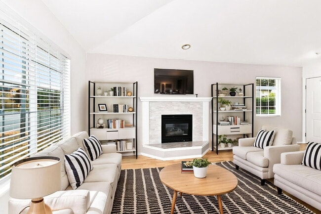 Building Photo - Freshly Updated 4BR Home with Fully Fenced Yard in Monroe- Available NOW for RENT!
