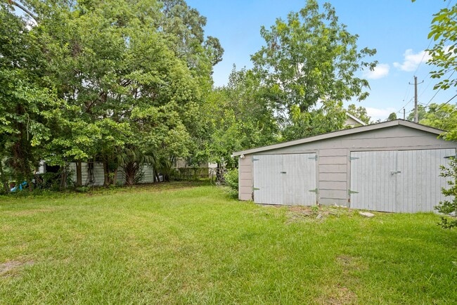 Building Photo - 3 bedroom, 1 bath home close to Gulfstream...