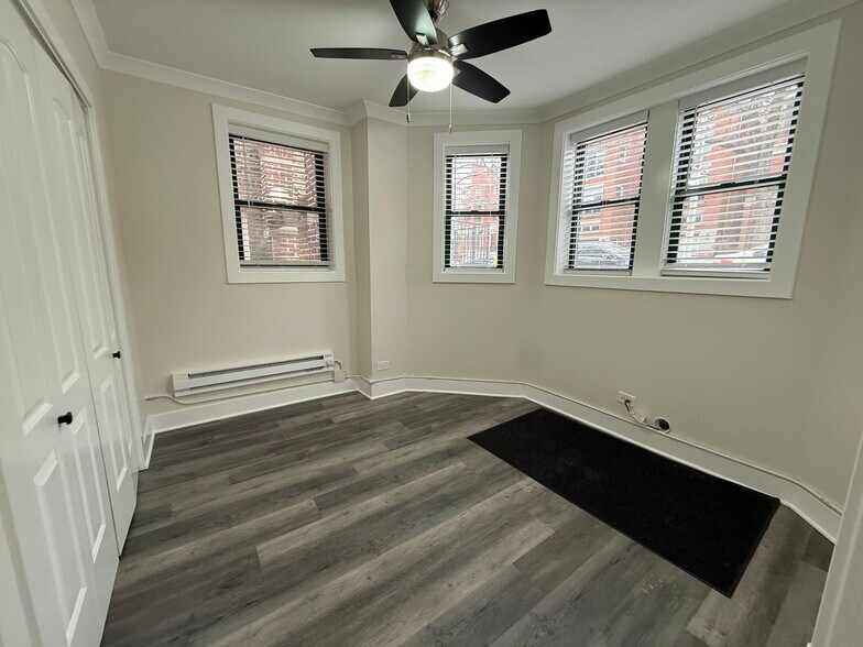 Building Photo - 3838 N Greenview Ave