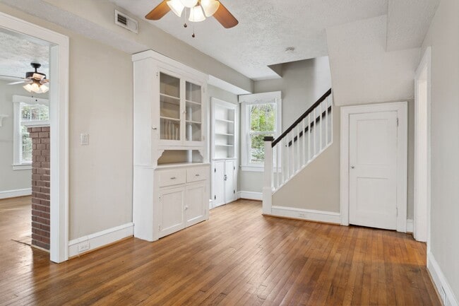 Building Photo - 3307 Kenmore Dr