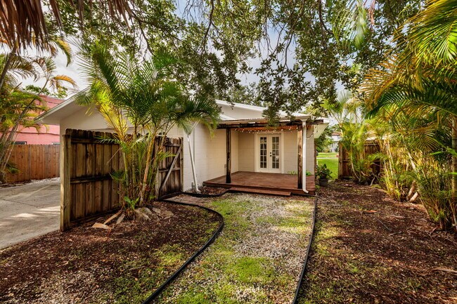 Building Photo - Charming single-family home nestled in des...