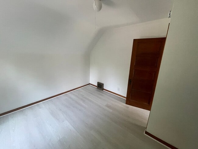 Building Photo - Section 8 Accepted! Spacious Newly Renovat...