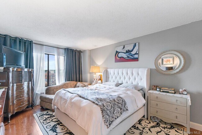 Building Photo - 25-40-40 Shore Blvd