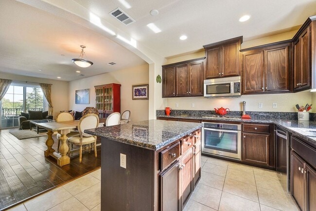 Building Photo - UPDATED LARGE 1600 sq/ft 3BR/3.5BA Central...