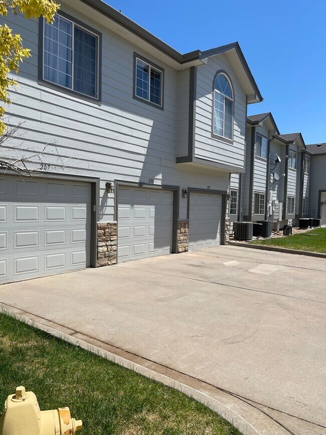 Building Photo - Spacious Second Floor Condo