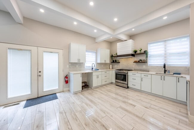 Building Photo - 139 W 4th Ave