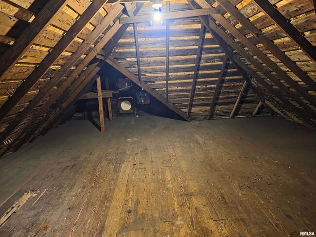 Building Photo - 114 E Maywood Ave