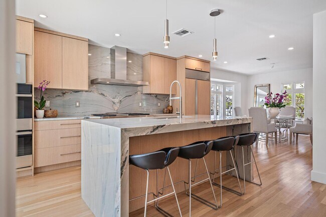 Building Photo - 306 Cordova Rd