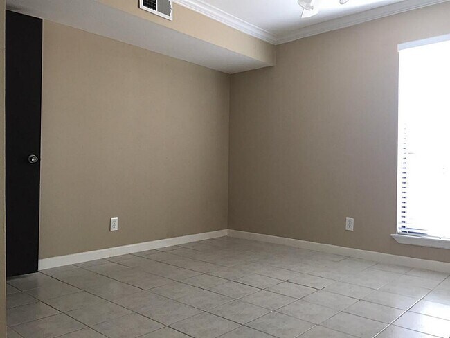 Building Photo - 6401 Deihl Rd