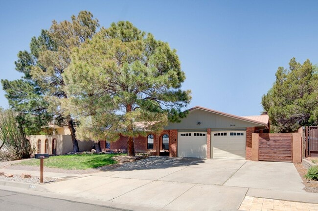 Building Photo - Amazing 3 Bedroom in the Academy Neighborhood