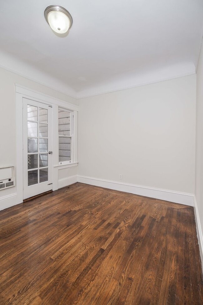 Building Photo - UPDATED PRICING! Parking! 2BR. Private Patio!  DISHWASHER! On-Site LAUNDRY! HARDWOOD!