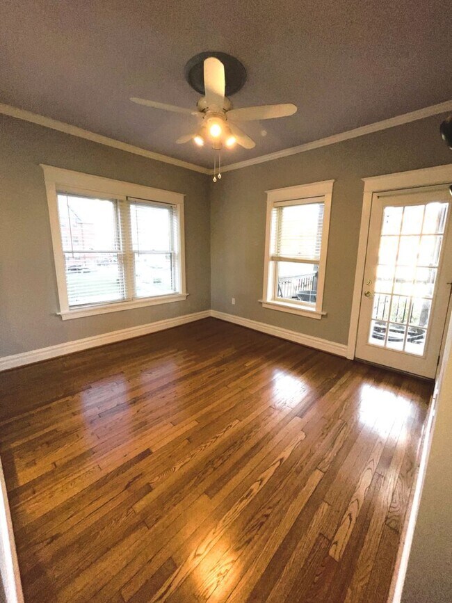 Building Photo - $2100 - AMAZING DESIGNED 2F UNIT LOCATED IN THE CWE!