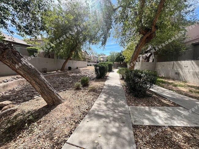 Building Photo - BEAUTIFUL 3 BEDROOM 2 BATHROOM HOUSE FOR R...