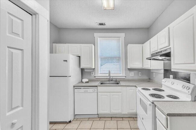 Building Photo - 3 bedroom 2 bath Downtown Savannah apartment