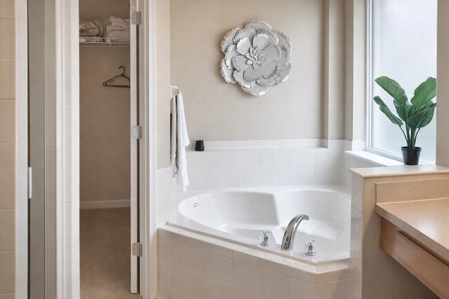 Building Photo - 525 Paloma Dr