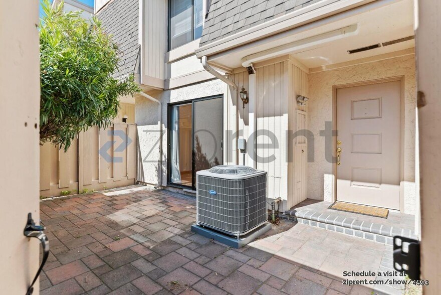 Building Photo - 11051 Firethorne Dr