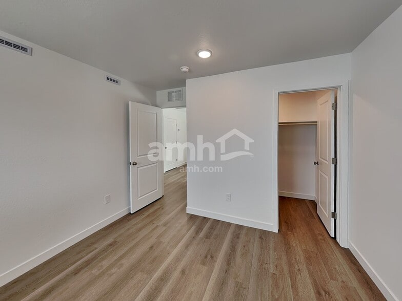 Building Photo - 9724 W Parkway Dr