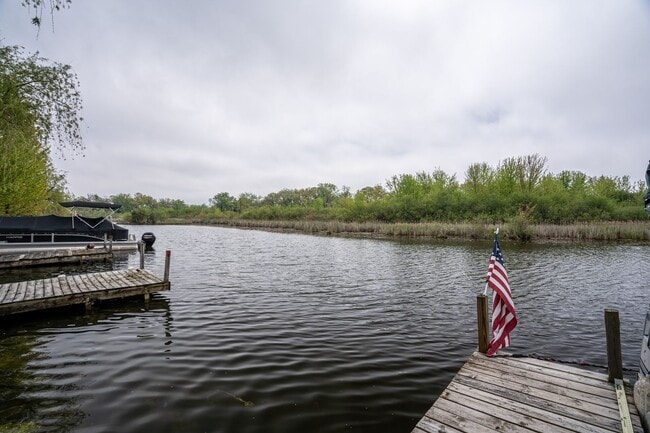 Building Photo - Beautiful 2 Bedroom Single Family on Paddock Lake