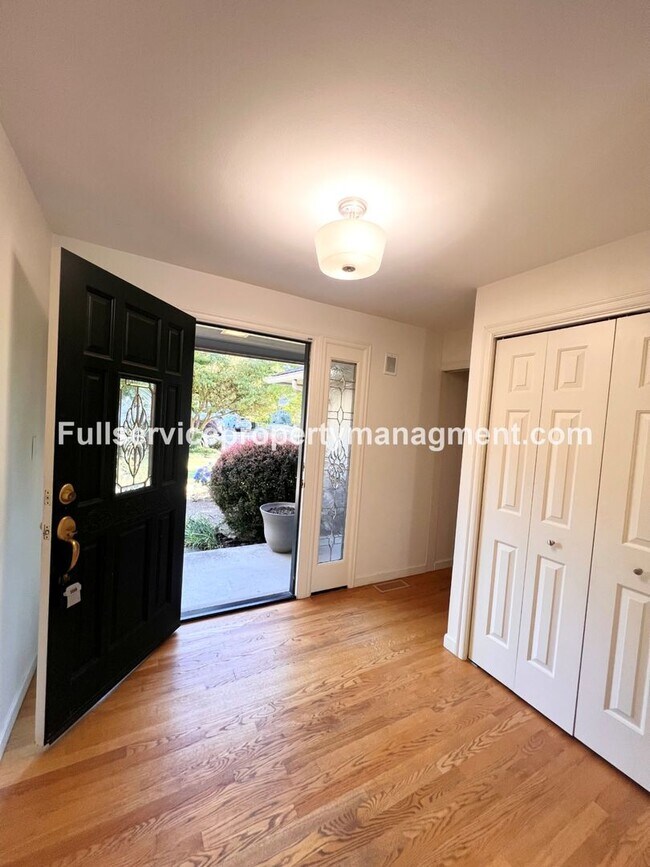 Building Photo - Beautiful Mercer Island Home with Private Hot Tub Pavillion & Spacious Floor Plan