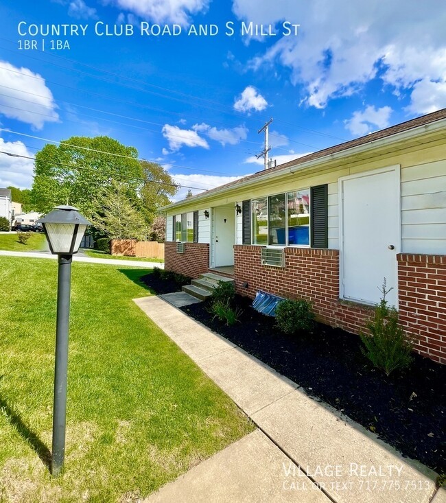 Building Photo - 811 Country Club Rd