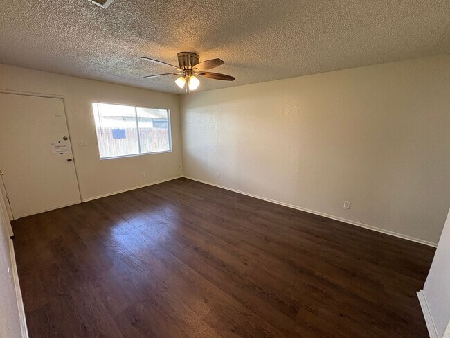 Building Photo - 3939