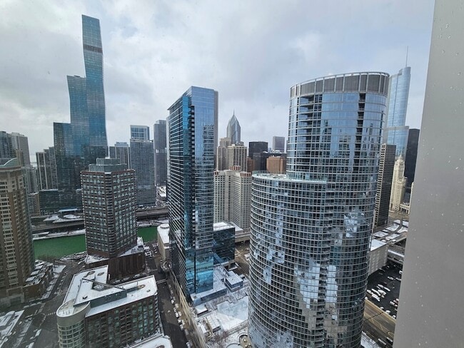 Building Photo - 512 N McClurg Ct