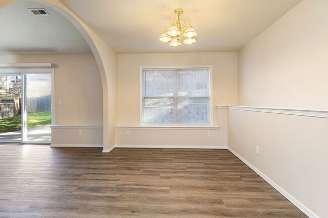 Building Photo - Single-Family Home in Black Oak Estates, Branson