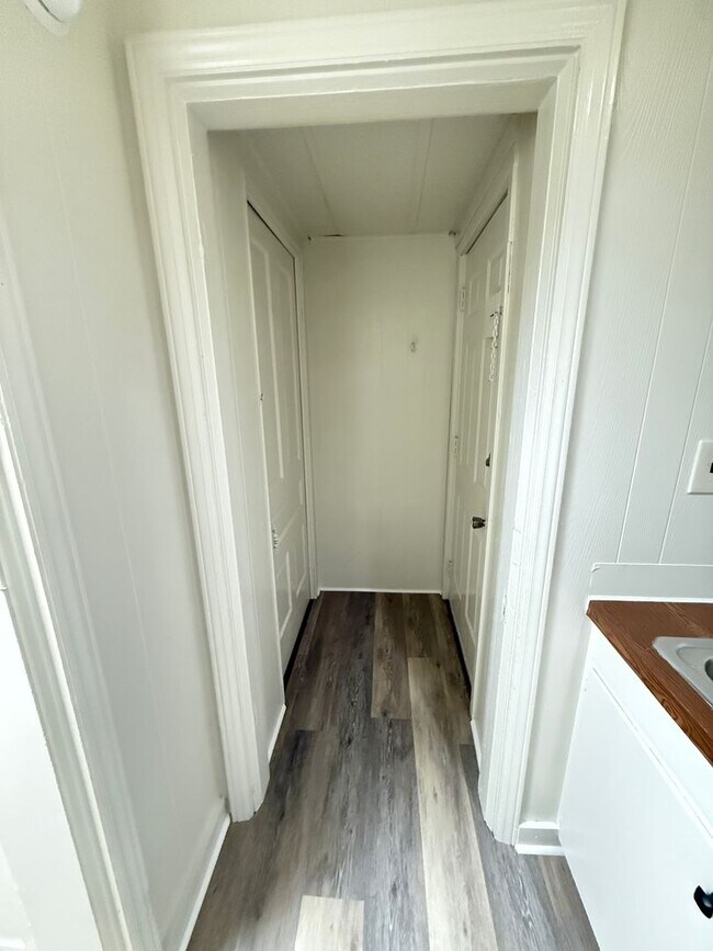 Building Photo - 334 W Wesley St