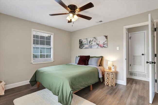 Building Photo - 4 Bedroom, 2 Bath Brick Home in Savannah