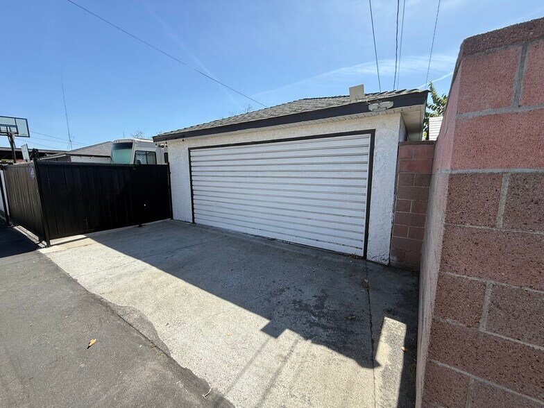 Building Photo - 9845 Rosecrans Ave