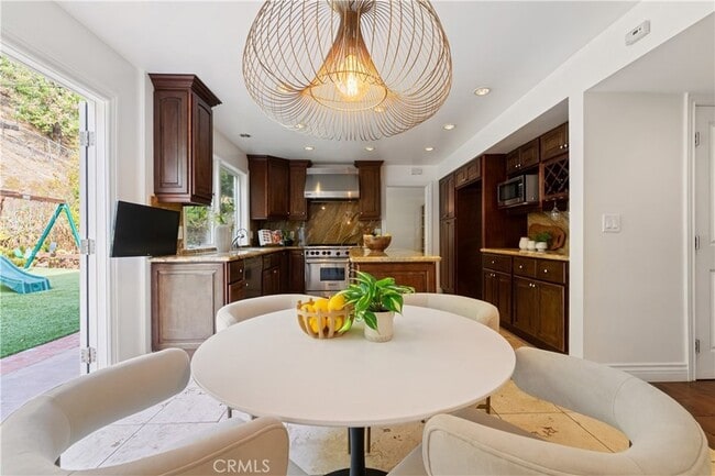 Building Photo - 9767 Blantyre Dr