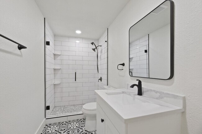 Building Photo - 8 BED 4 BATH Fully remodeled house in West...