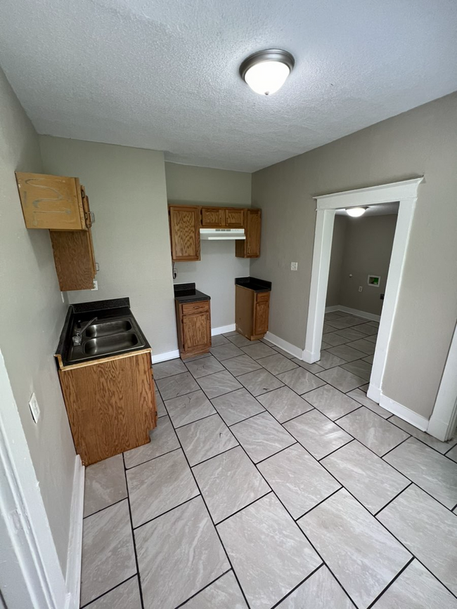 Building Photo - Move-in Special - 1/2 Off First month's re...