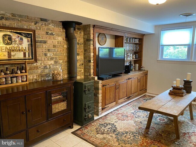 Building Photo - Show stopper