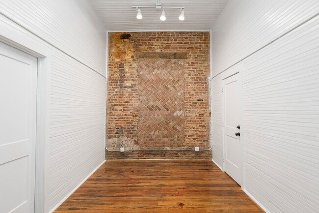 Building Photo - 1403 Huntsville Rd