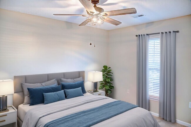 Building Photo - Who doesn't love  high speed internet, cable, water, sewer, trash & pest control included with th...