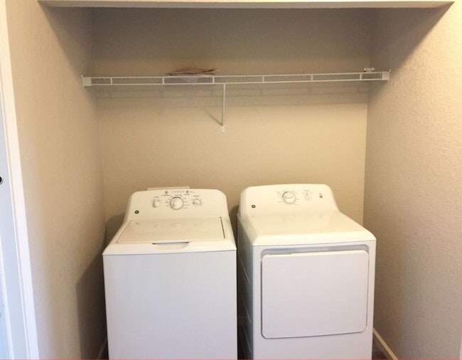 Building Photo - Spacious 3 bedroom, 3.5 bathroom Condo For Rent!