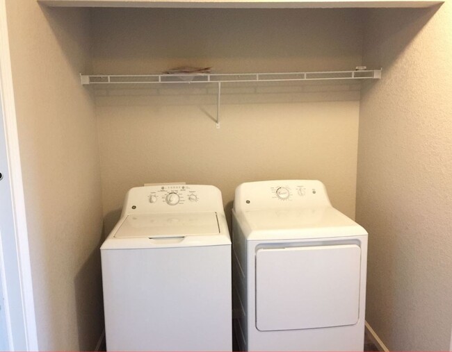 Building Photo - Spacious 3 bedroom, 3.5 bathroom Condo