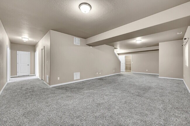 Building Photo - $2,940.95, $300.00 off the first month's rent, 6 Bedrooms, 3 Bathrooms, Single Family Home in Col...