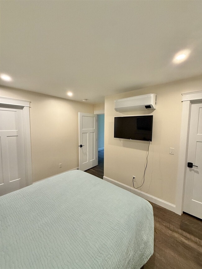 Building Photo - 304 NW River Rd