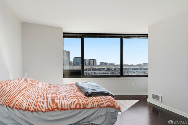 Building Photo - 250 King St