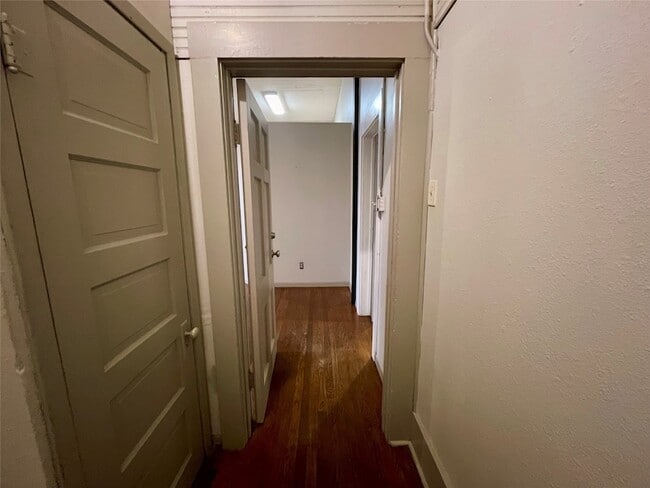 Building Photo - 105 W Hickory St