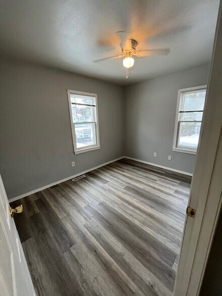 Building Photo - 402 W Benton St