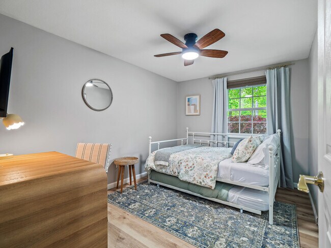 Building Photo - 5012 Hollyview Dr